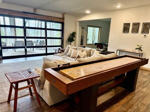 Smart TV, caminetto, videogiochi, tavolo da ping pong