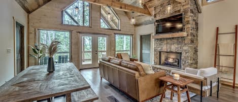 Smart TV, chimenea, videojuegos y tenis de mesa