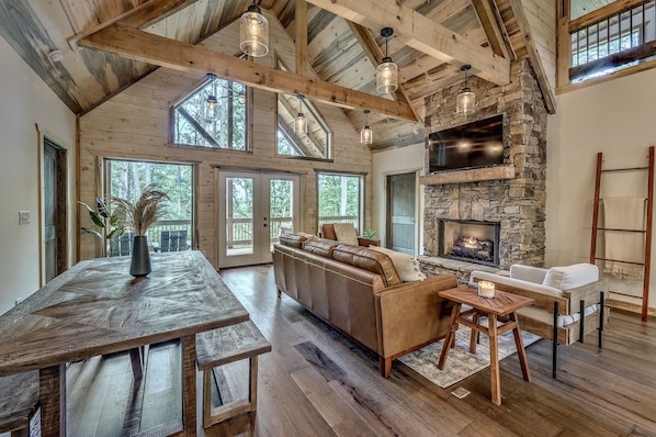 Smart TV, caminetto, videogiochi, tavolo da ping pong