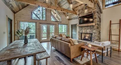 Cozy lux retreat with VIEWS and hot tub