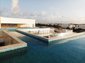 10 outdoor pools