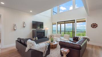 Televisio, takka, pöytäjalkapallopöytä