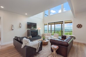 Televisión, chimenea y futbolito 