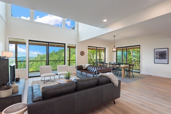 Televisión, chimenea y futbolito 