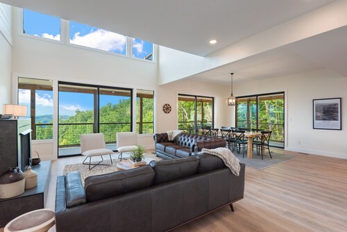 Luxury Pool Home with Unbelievable Views, Private Pool, Game Room, Hot tub