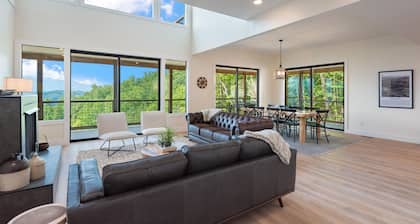 Luxury Pool Home with Unbelievable Views, Private Pool, Game Room, Hot tub