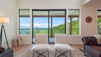 Televisión, chimenea, futbolito