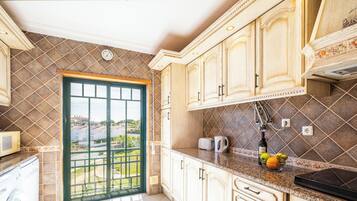 Een koelkast, een microgolfoven, een oven, een kookplaat