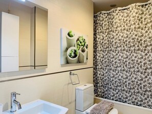 Bathtub, hair dryer, towels - NURSERY CENTER (Vivero)