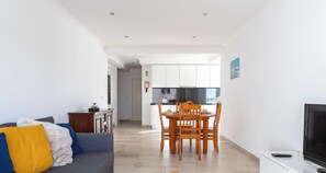 TV - #089 Largo da Escola by Home Holidays (Albufeira)
