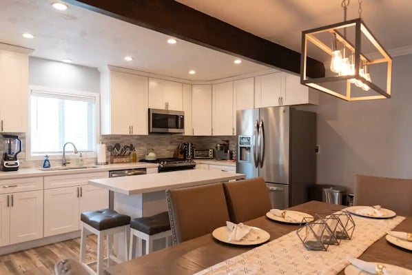 Kühlschrank, Mikrowelle, Ofen, Herdplatte