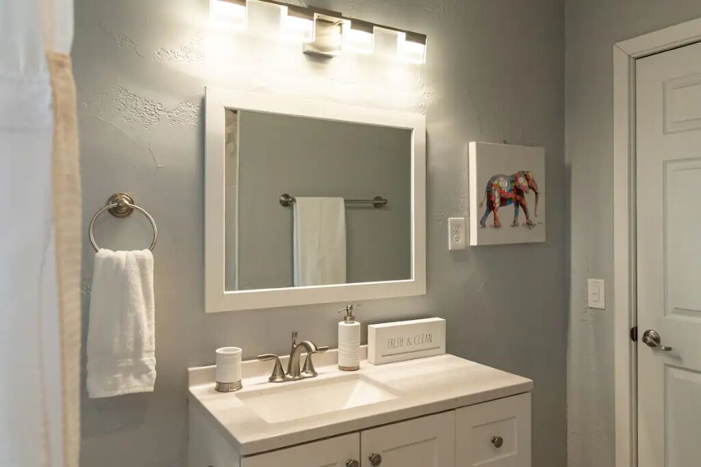 Secador de cabelo, toalhas de banho, sabonete, shampoo