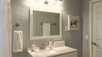 Secador de cabelo, toalhas de banho, sabonete, shampoo