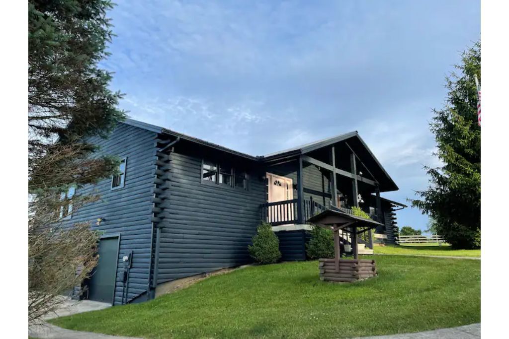 Big Log Cabin 3 miles Denison Granville Farm views