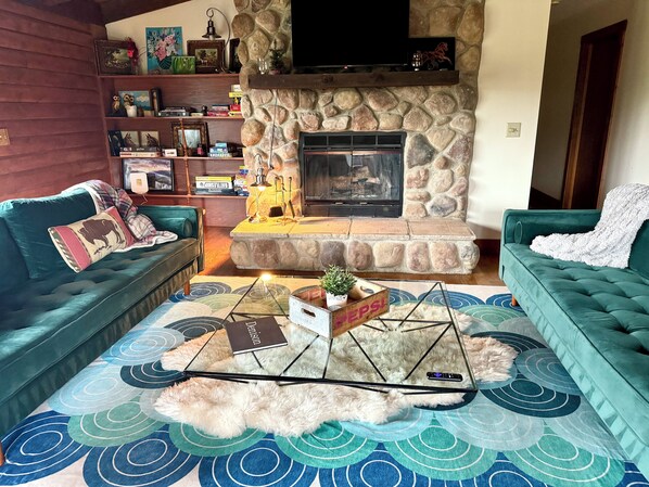 智能電視、壁爐、書籍