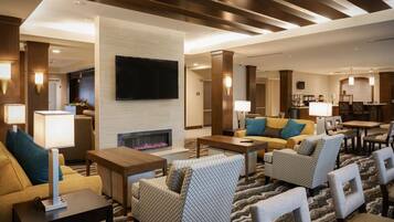 Una televisión, un reproductor de DVD, una oficina