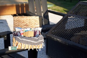 Outdoor dining - The Drifthaven at Gearhart (Gearhart)