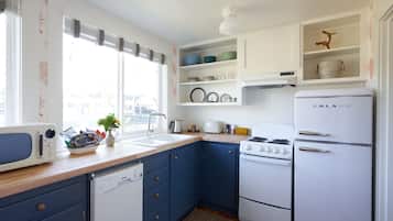 Suite familiar, 1 habitación | Cocina básica privada | Frigorífico pequeño, microondas, cafetera o tetera y hervidor eléctrico