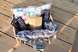 Outdoor dining - The Drifthaven at Gearhart (Gearhart)