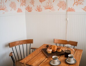 Familie suite, 1 slaapkamer | Hypoallergeen beddengoed, donsdekens, een minibar