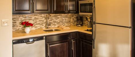 Réfrigérateur, micro-ondes, plaque de cuisson, lave-vaisselle