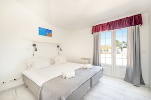 4 bedrooms, desk, iron/ironing board, internet