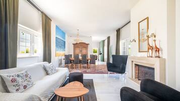 テレビ、暖炉、書庫