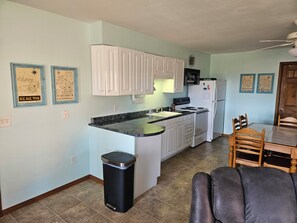 Fridge, microwave, oven, stovetop - Green Lake View Cottage (Markesan)