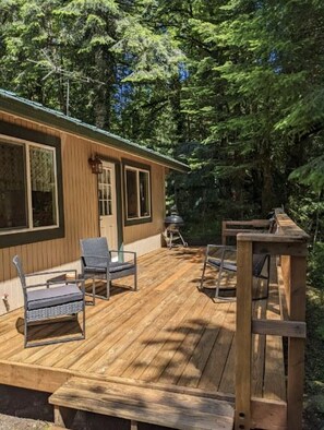 Terrace/patio - Mt. Hood cabin with cozy sounds of Zig Zag River (Rhododendron)