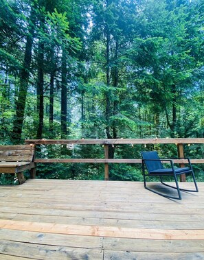 Terrace/patio - Mt. Hood cabin with cozy sounds of Zig Zag River (Rhododendron)