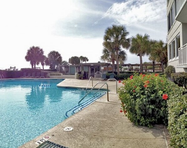 A heated pool - Labor Day Week (9/3-9/10) Ocean Resort Condo (Hilton Head Island)