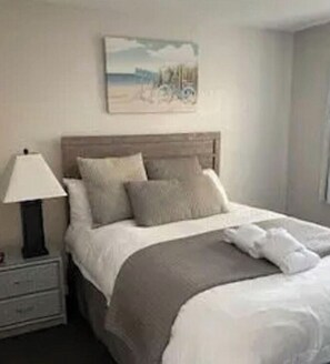 2 bedrooms, WiFi - Labor Day Week (9/3-9/10) Ocean Resort Condo (Hilton Head Island)