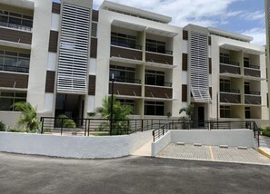 Exterior - New apartment with spectacular view (Kingston)