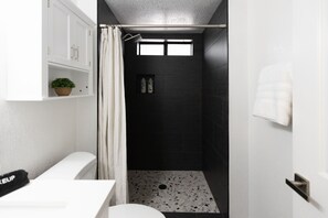 Bañera con ducha, secador de pelo, toallas, jabón