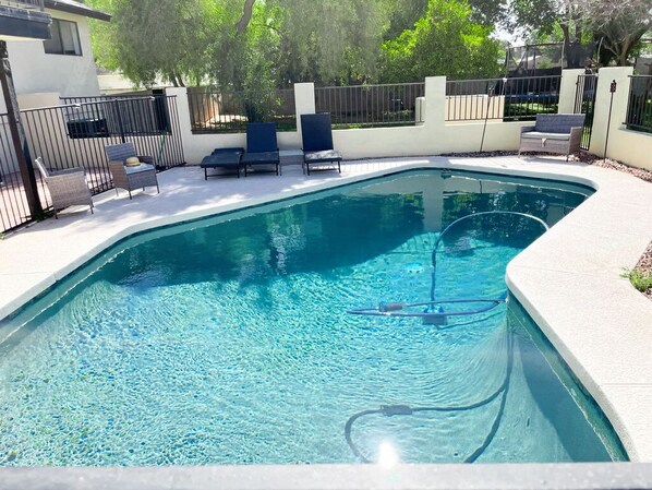 Una piscina al aire libre
