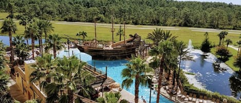 Una piscina al aire libre, una piscina climatizada