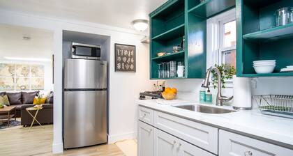 Mid-Century Modern Guest House in North Oak Park