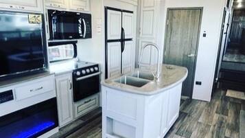 Réfrigérateur, micro-ondes, four, plaque de cuisson