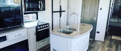 Een koelkast, een magnetron, een oven, een kookplaat