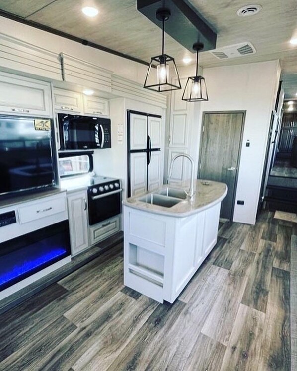 Refrigerador, microondas, horno y parrilla de estufa