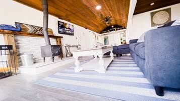 Smart TV, chimenea, libros y monitor de computadora