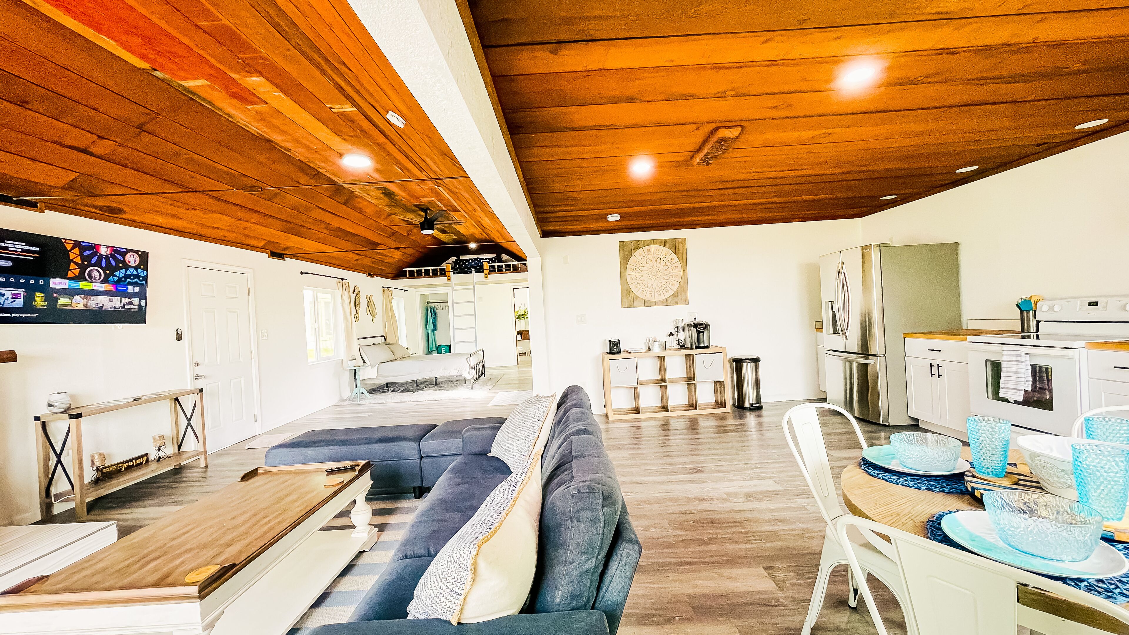 TV connectée, cheminée, livres, écrans d'ordinateur