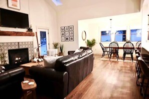 Smart TV, fireplace - Cozy 4BR Cottage, pond, firepit, 20 min to Stowe! (Wolcott)