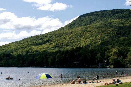 Cozy 4BR Cottage, pond, firepit, 20 min to Stowe!