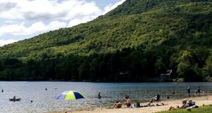 Cozy 4BR Cottage, pond, firepit, 20 min to Stowe!