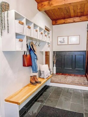 Interior - Cozy 4BR Cottage, pond, firepit, 20 min to Stowe! (Wolcott)