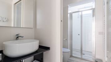 Doccia, asciugacapelli, bidet, asciugamani