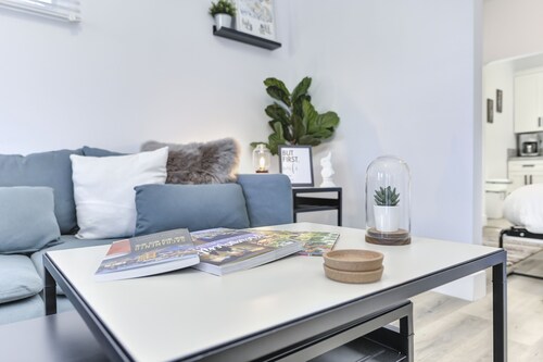 Modern Studio - North Oak Park/UC Med Center