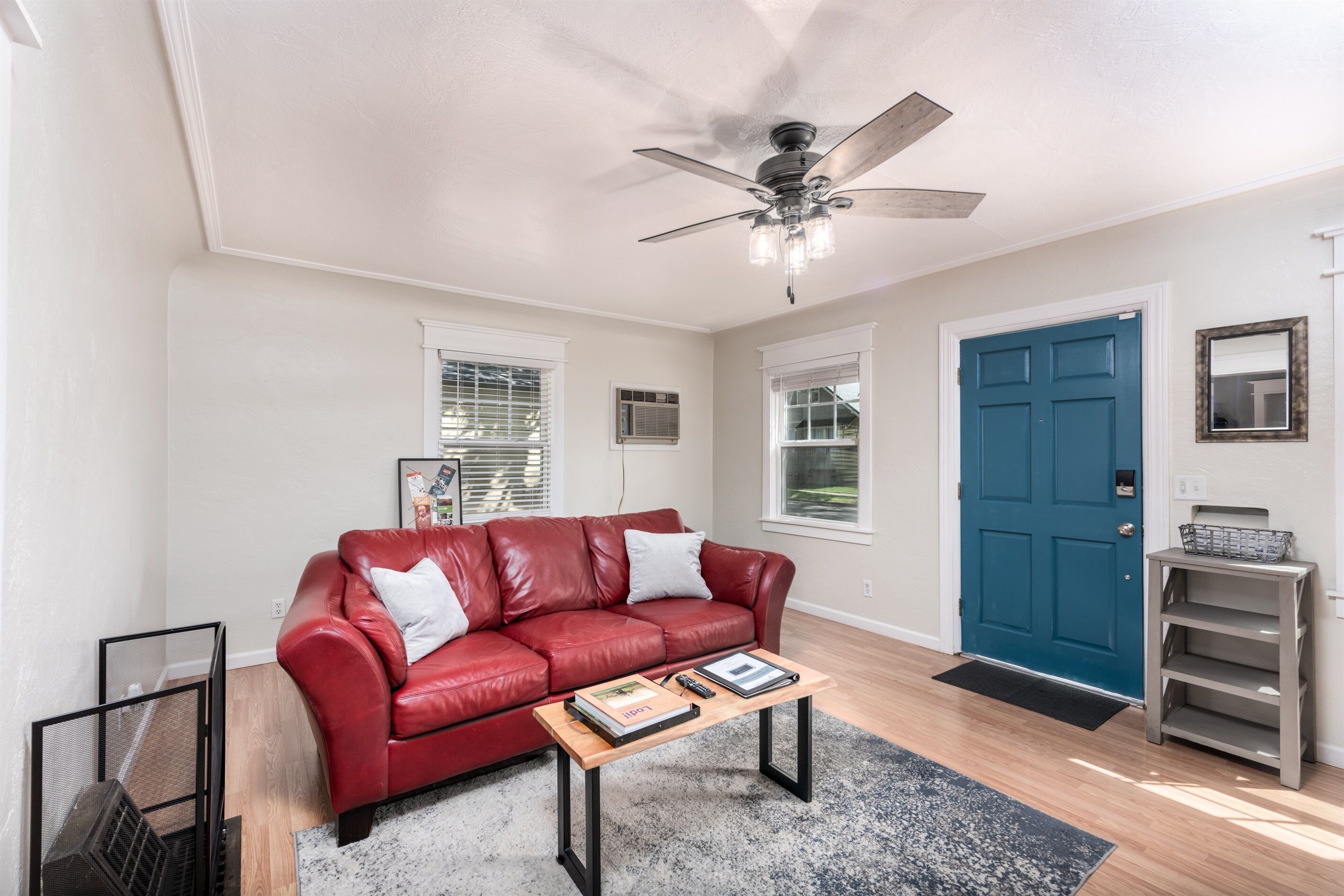American Oak Cottage | Pet Friendly | 2 Blocks to Downtown Food, Wine, & More!