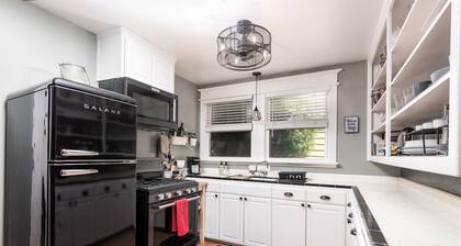 American Oak Cottage | Pet Friendly | 6-min walk to Downtown Food, Wine, & More!